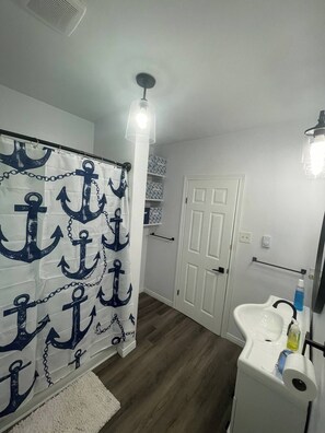Regadera, toallas, jabón, papel de baño 