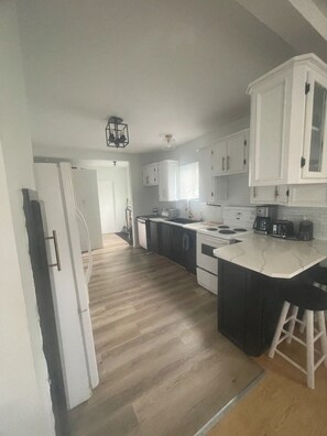 Een koelkast, een oven, een kookplaat, een vaatwasser