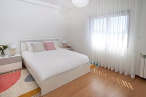 2 chambres, bureau, fer et planche à repasser, accès à Internet