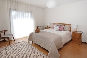 2 dormitoris, escriptori, planxa i posts de planxar i Internet