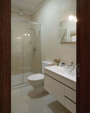 Dusche, Haartrockner, Handtücher