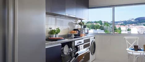 Frigorífico, microondas, horno y placa de cocina
