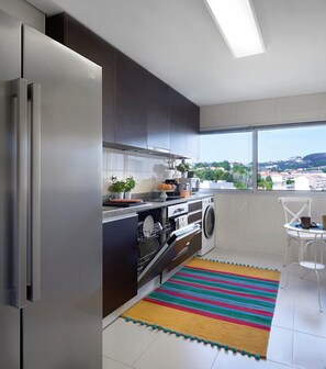 Frigorífico, microondas, horno y placa de cocina