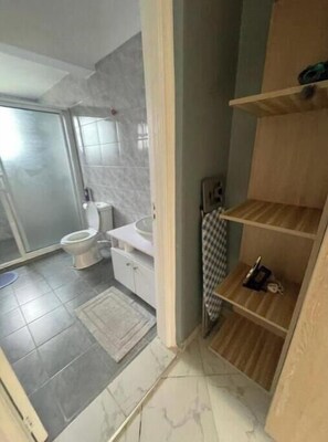 Serviettes fournies, savon, papier toilette