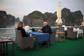 Outdoor dining - La Regina Royal Cruise (Ha Long)