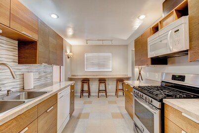 Cozy 2bd 1ba near Nob Hill Garage & AC