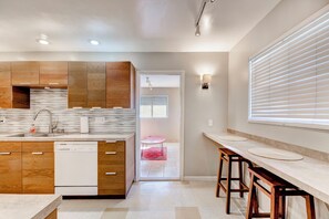 Fridge, microwave, oven, stovetop - Cozy 2bd 1ba near Nob Hill Garage & AC (Albuquerque)