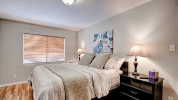 2 habitaciones, escritorio, tabla de planchar con plancha y wifi