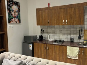 Mikrobølgeovn, kokeplater, vannkoker og kjøkkenutstyr