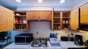 Kjøleskap, mikrobølgeovn, ovn og kokeplater