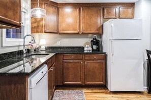 冷蔵庫、電子レンジ、オーブン、コンロ