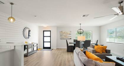 New Luxury Villa with Heated Pool & Spa near famous Vanderbilt Beach & Mercato.