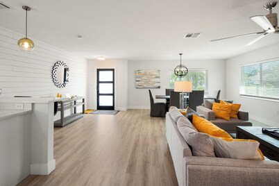 New Luxury Villa with Heated Pool & Spa near famous Vanderbilt Beach & Mercato.