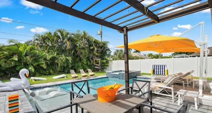New Luxury Villa with Heated Pool & Spa near famous Vanderbilt Beach & Mercato.