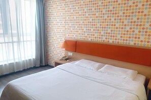 A hotel room with a large bed, a nightstand, a telephone, and a window with curtains. - Homeinn Pebble Hotel (Linyi Yinan Government Plaza) (Yinan)
