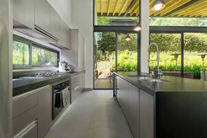 Exclusive House, Mountain View | Private kitchen | Full-size fridge, microwave, oven, stovetop