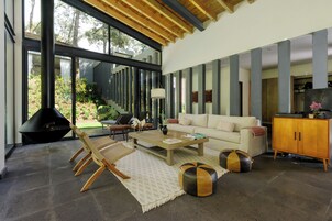 Exclusive House, Mountain View | Living room | 60-inch flat-screen TV with digital channels, fireplace