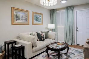 Een smart-tv en een open haard