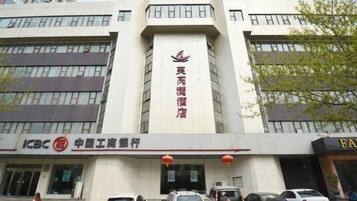 A building with a prominent sign for "英淮酒店" (Yinghu Hotel) and "ICBC 中国工商银行" (ICBC Industrial and Commercial Bank of China) at the entrance.
