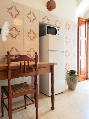 Kühlschrank, Mikrowelle, Wasserkocher mit Kaffee-/Teezubehör