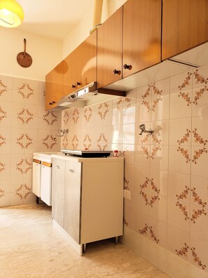 Kühlschrank, Mikrowelle, Wasserkocher mit Kaffee-/Teezubehör