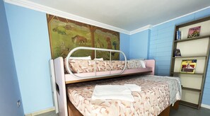 2 habitaciones, tabla de planchar con plancha y ropa de cama