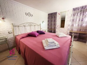 2 slaapkamers, een strijkplank/strijkijzer, beddengoed