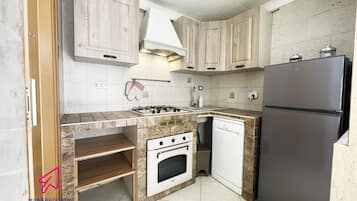 Fridge, oven, dishwasher, coffee/tea maker