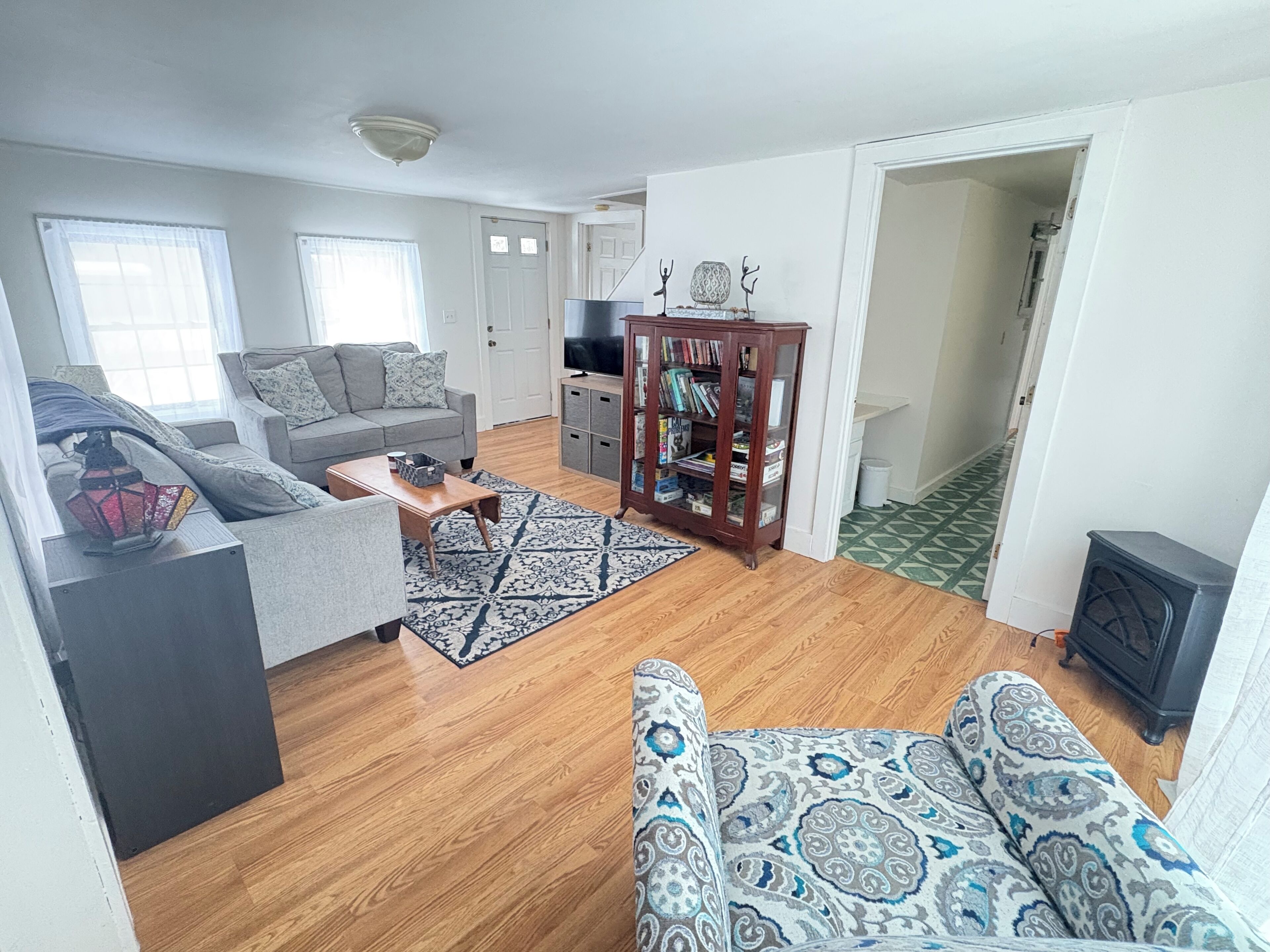 Smart-tv, een open haard en boeken