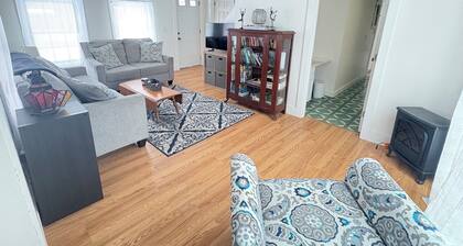 Charming 3-bedroom cottage in Hampden with AC, WiFi