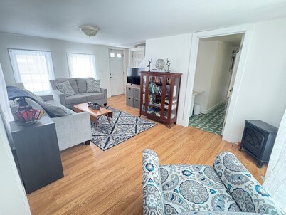 Charming 3-bedroom cottage in Hampden with AC, WiFi