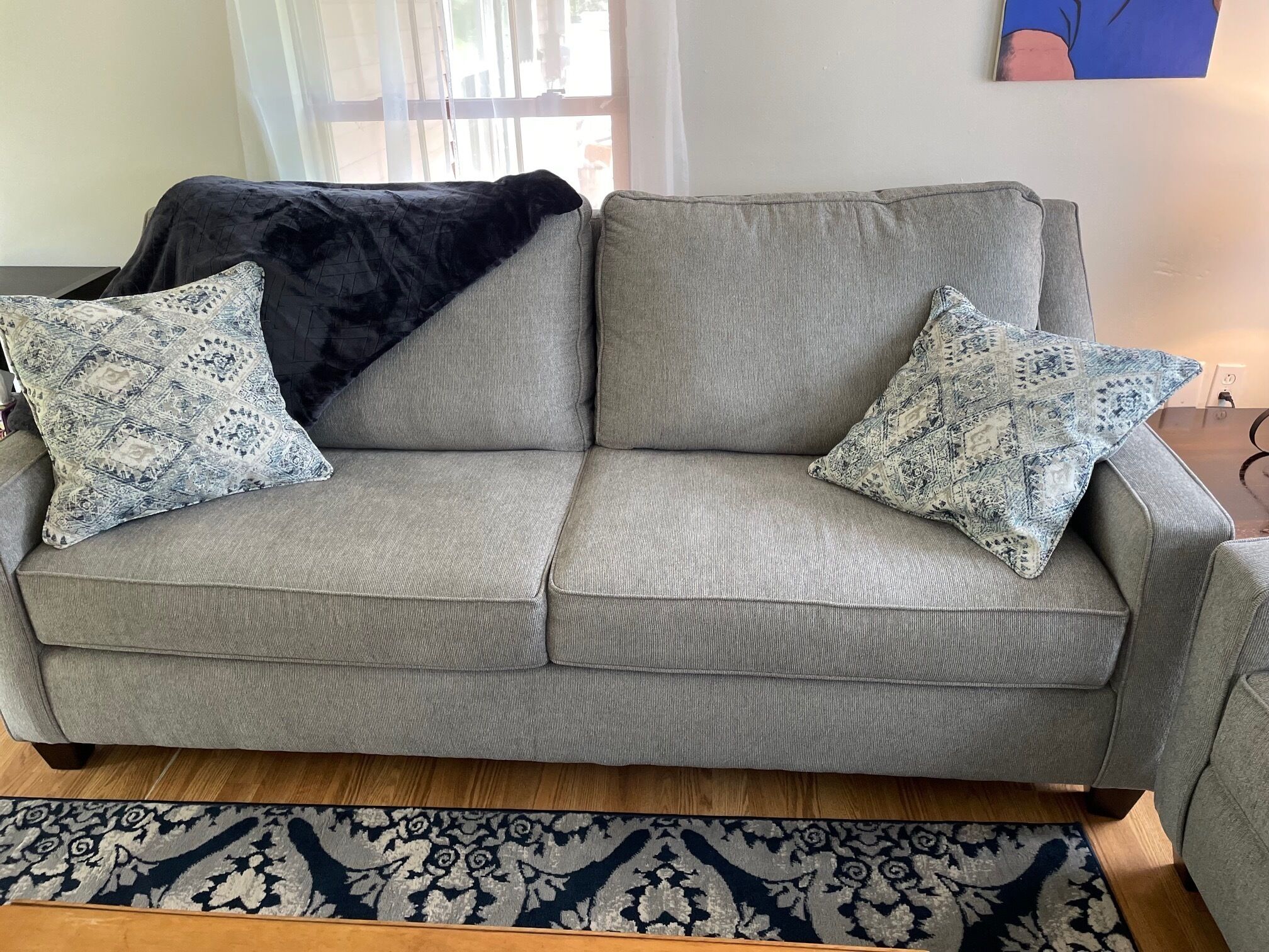 TV connectée, cheminée, livres