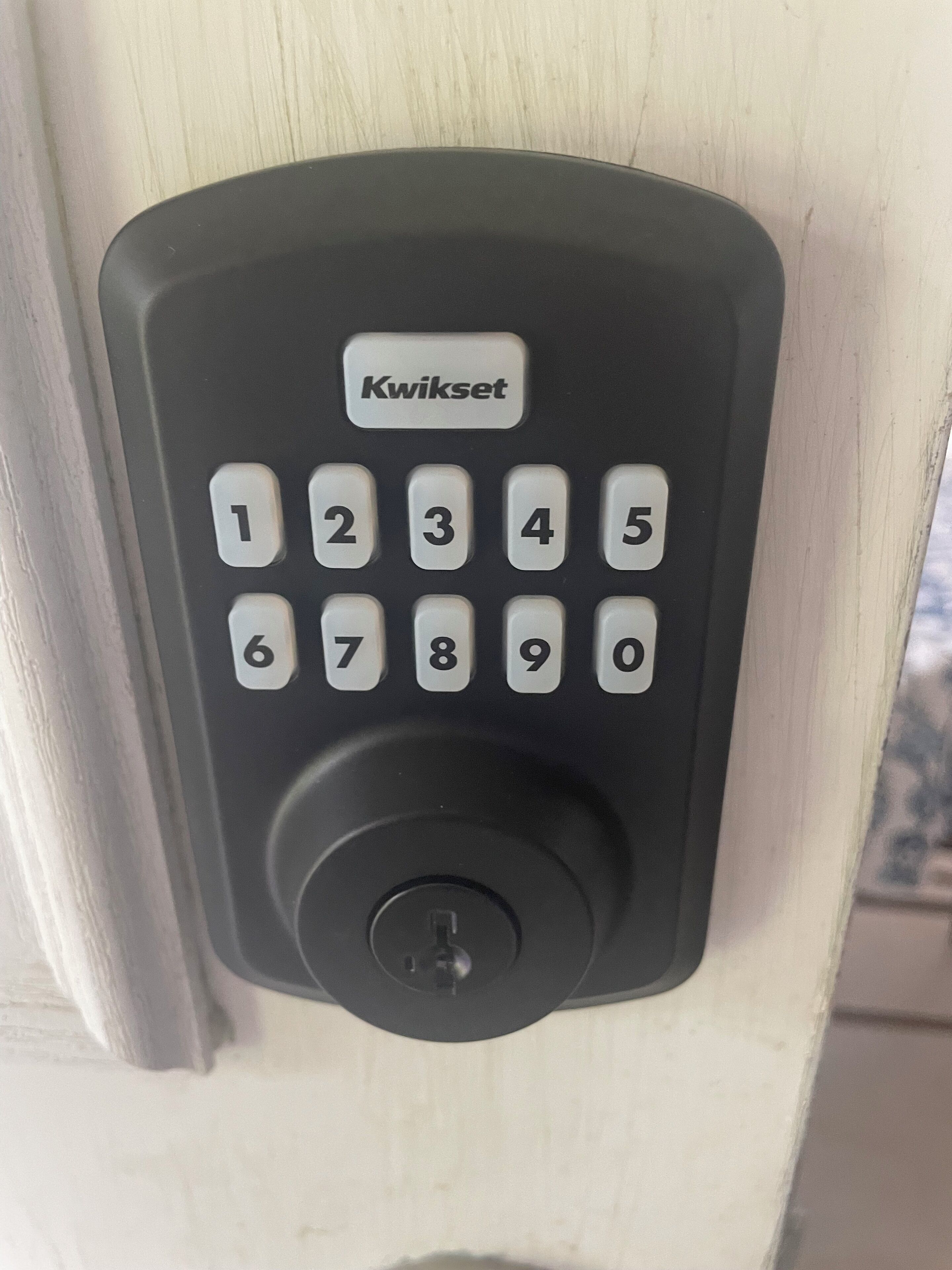 Ett Kwikset-kodlås på en dörr.