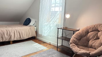 3 bedrooms, desk, iron/ironing board, free WiFi