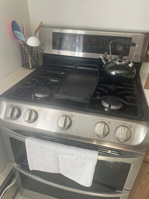 Een koelkast, een microgolfoven, een oven, een kookplaat