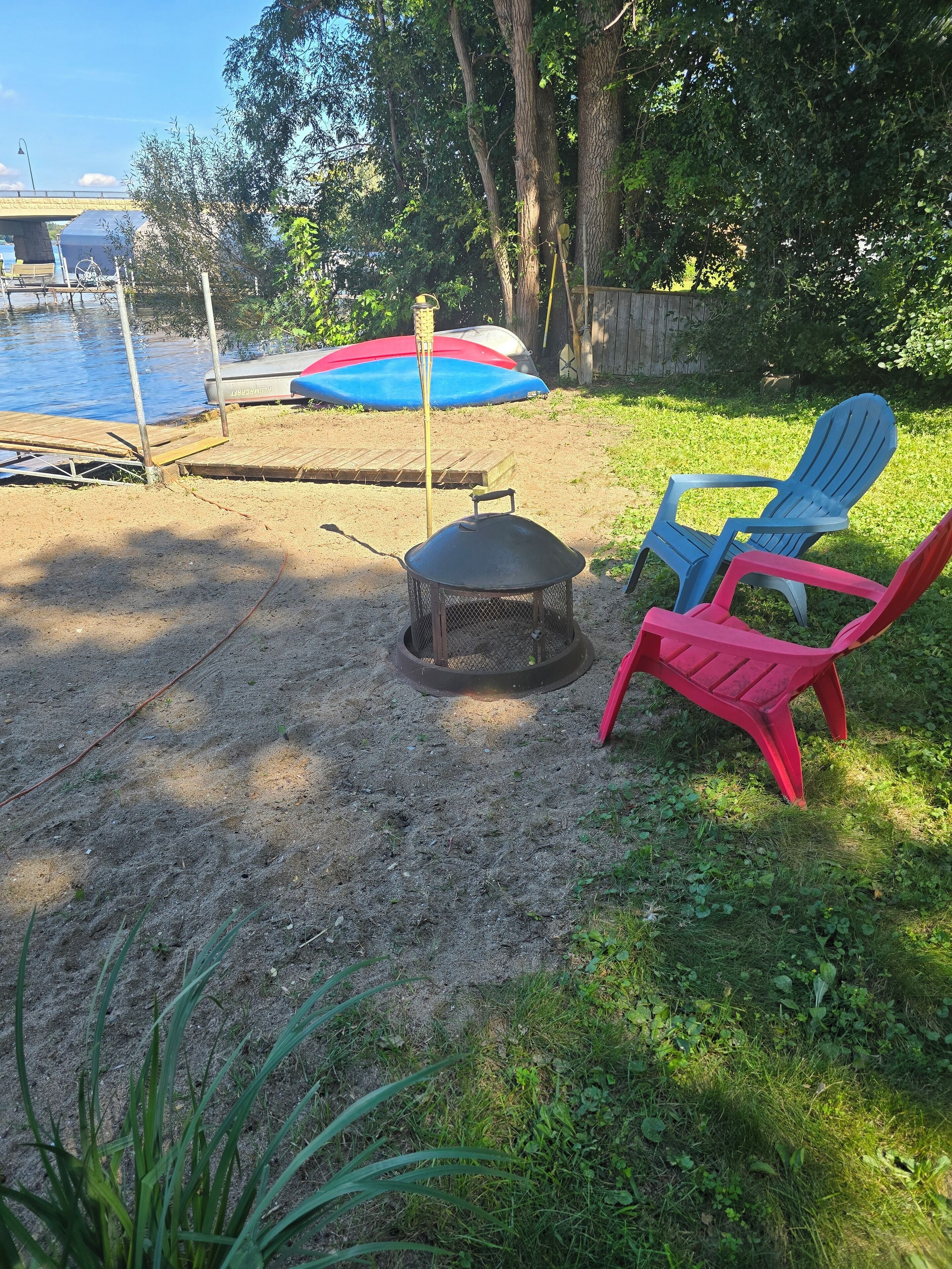Waterfront Cottage on Lake Minnetonka - King Studio Walk-out, lower unit