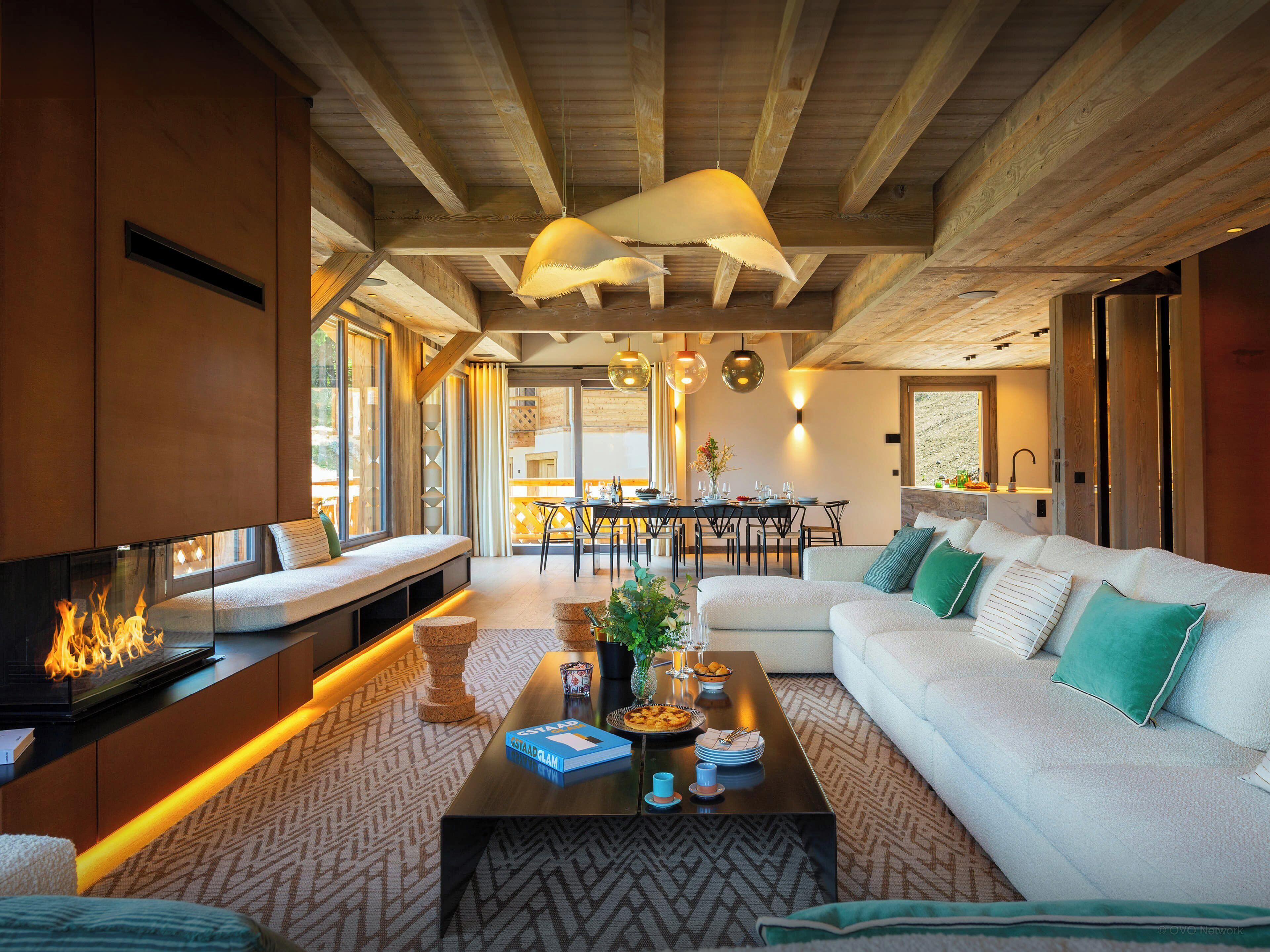 Televisión, chimenea y estéreo 