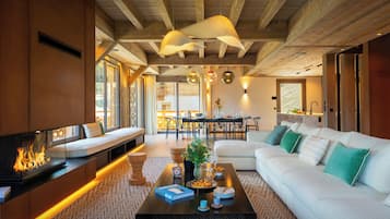 Televisión, chimenea y estéreo