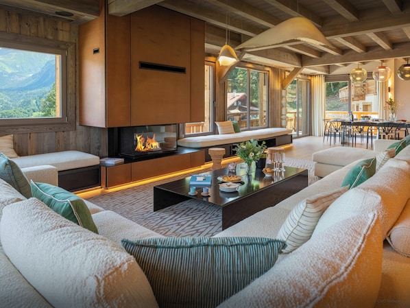 Fernseher, Kamin, Stereoanlage