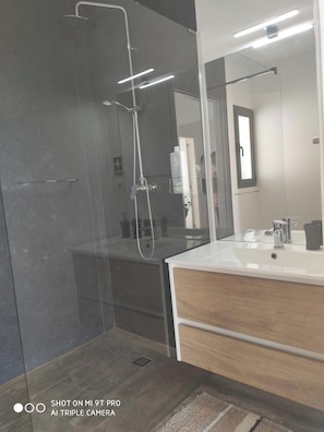 Shower, hair dryer, towels, toilet paper - Casa dos Avós, Fantastic view, Near the Nature! (Arco da Calheta)
