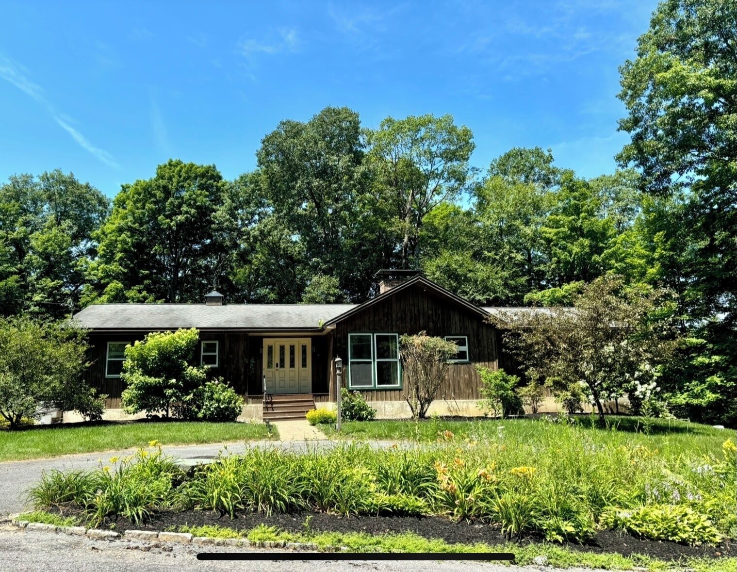 Ranch house in charming Saratoga Springs with AC, WiFi and new deck