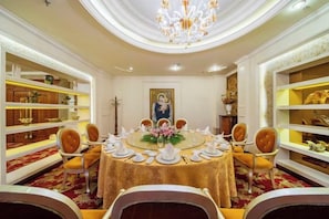 A formal dining room with a round table, chairs, and a chandelier. - Chengdu Star Flower Garden Hotel (University Games Sports Center) (Chengdu)