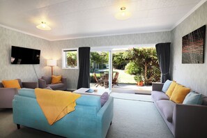 Casa, sacada, vista para a montanha | Área de estar | TV de tela plana