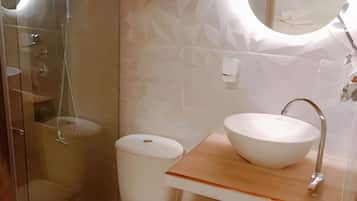 Habitación Confort | Baño | Regadera, regadera con hidromasaje, toallas, jabón