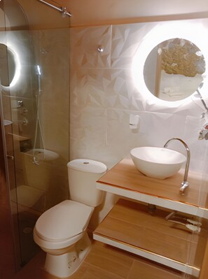 Habitación Confort | Baño | Regadera, regadera con hidromasaje, toallas, jabón 