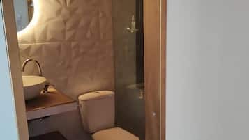 Habitación familiar | Baño | Ducha, cabezal de ducha con hidromasaje, toallas y jabón
