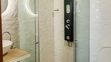 Phòng Deluxe, sân hiên, quang cảnh vườn | Phòng tắm | Buồng tắm vòi sen, vòi sen thủy lực, khăn tắm, xà phòng