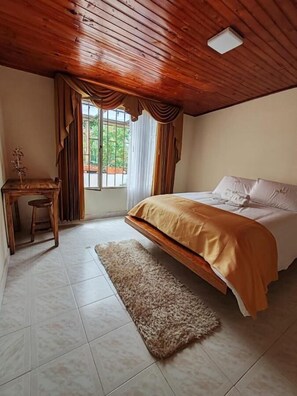 豪華客房, 庭院, 花園景觀 | 高級寢具、羽絨被、布置獨特、書桌