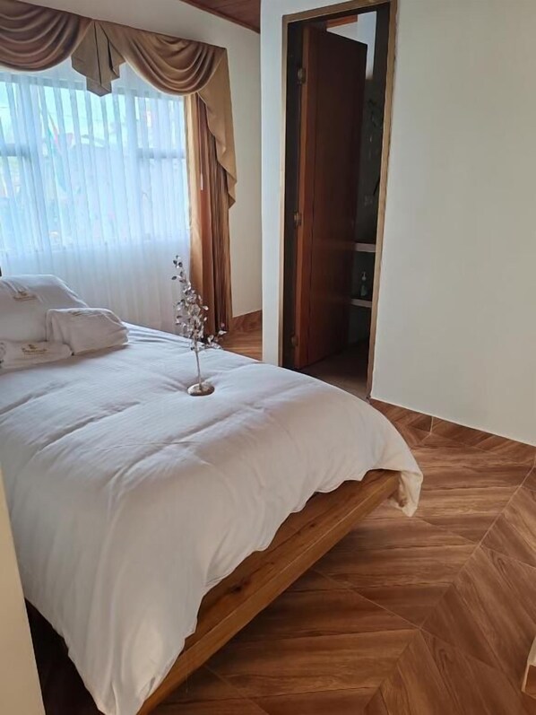 Habitación familiar | Ropa de cama de alta calidad, edredón, muebles diferentes y escritorio 