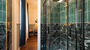 Doccia, asciugacapelli, bidet, asciugamani